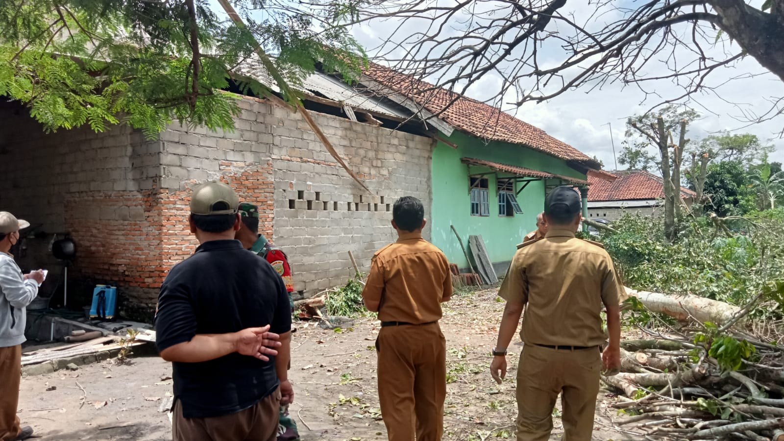 TANGGAP DARURAT BENCANA ANGIN PUTING BELIUNG KECAMATAN SEPUTIH MATARAM