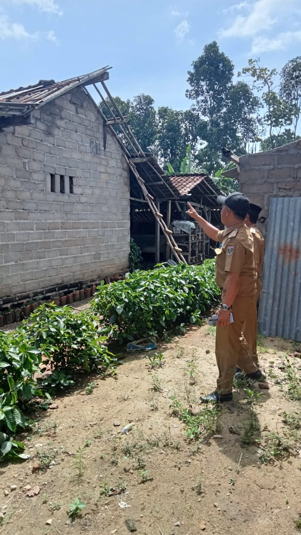 TANGGAP DARURAT BENCANA ANGIN PUTING BELIUNG KECAMATAN SEPUTIH MATARAM