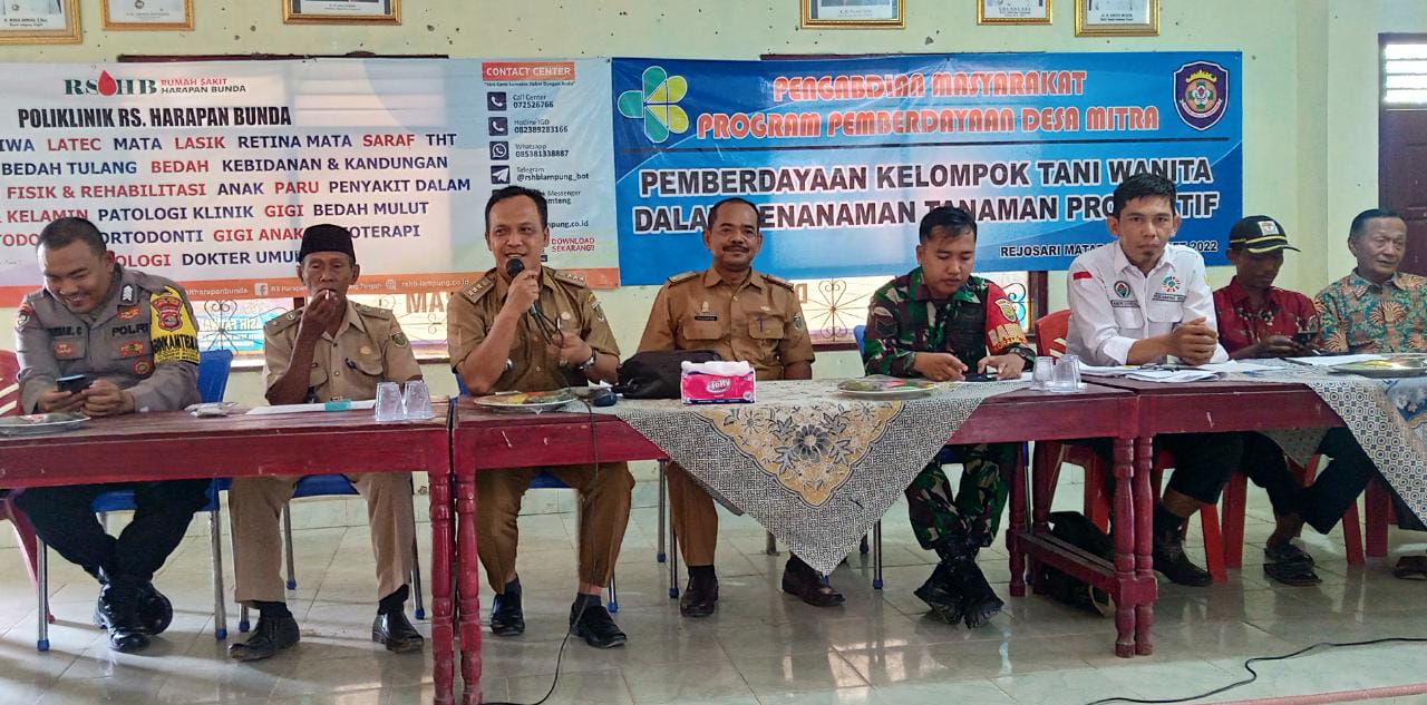 Bapak Camat dan Bapak Sekcam menghadiri rapat musyawarah kampung khusus dan penentuan panitia bunga kampung mekar didusun .di kampung Rejosari Mataram .06 Februari 2023.