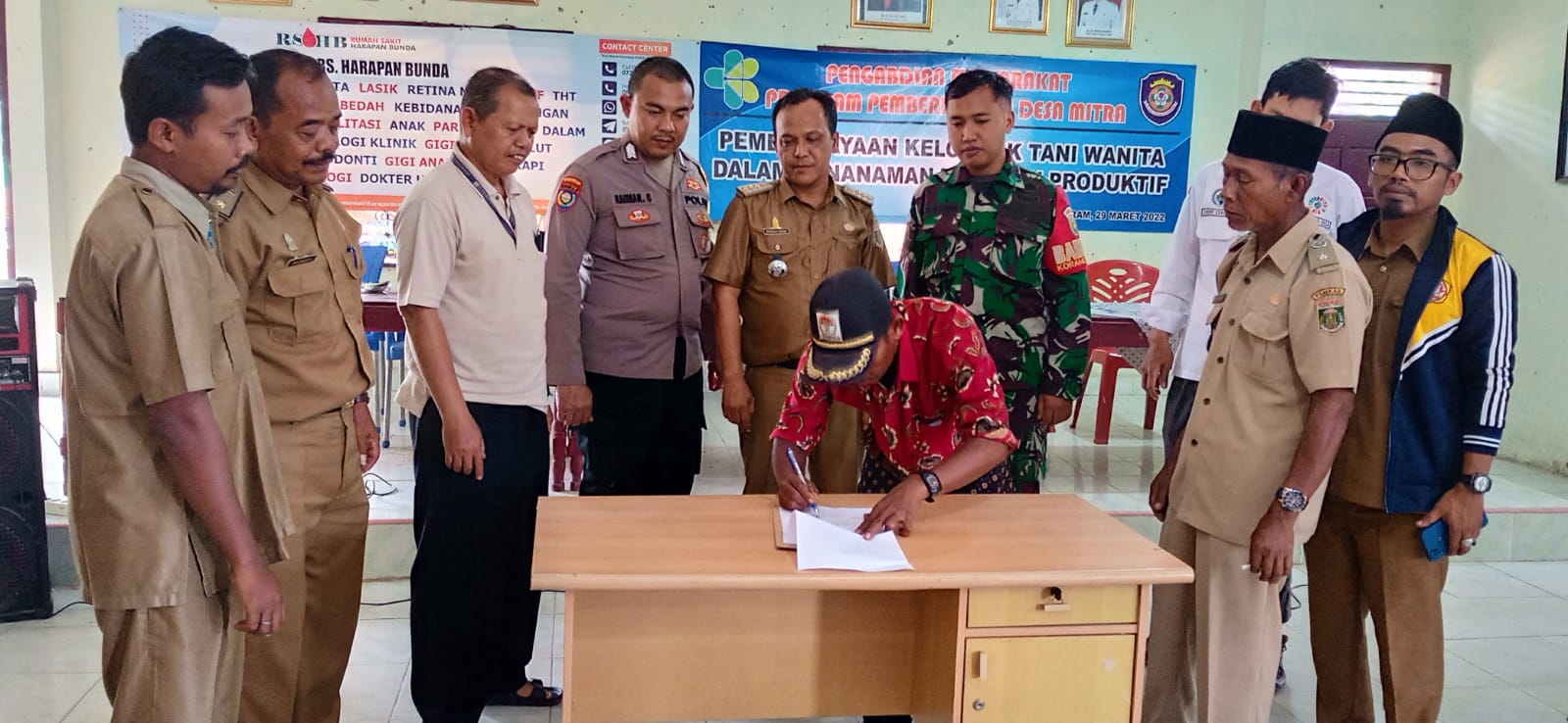 Bapak Camat dan Bapak Sekcam menghadiri rapat musyawarah kampung khusus dan penentuan panitia bunga kampung mekar didusun .di kampung Rejosari Mataram .06 Februari 2023.