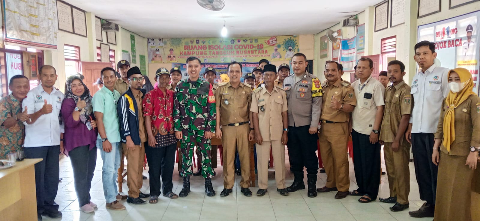 Bapak Camat dan Bapak Sekcam menghadiri rapat musyawarah kampung khusus dan penentuan panitia bunga kampung mekar didusun .di kampung Rejosari Mataram .06 Februari 2023.