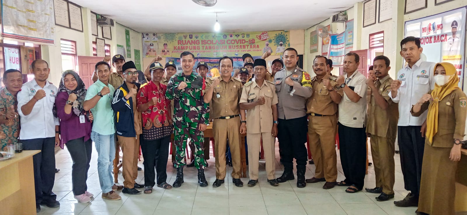 Bapak Camat dan Bapak Sekcam menghadiri rapat musyawarah kampung khusus dan penentuan panitia bunga kampung mekar didusun .di kampung Rejosari Mataram .06 Februari 2023.